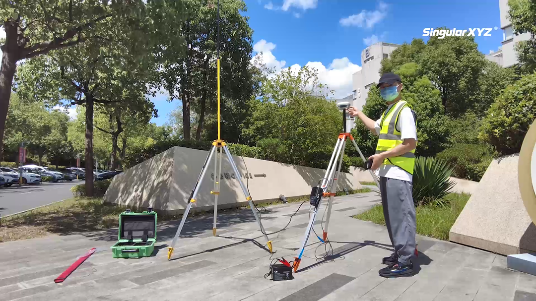 Földmérő GNSS-bázis és külső rádióantenna mellett