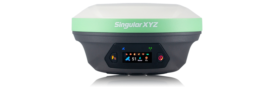 X1 sorozatú GNSS-vevő előlapja és kijelzője