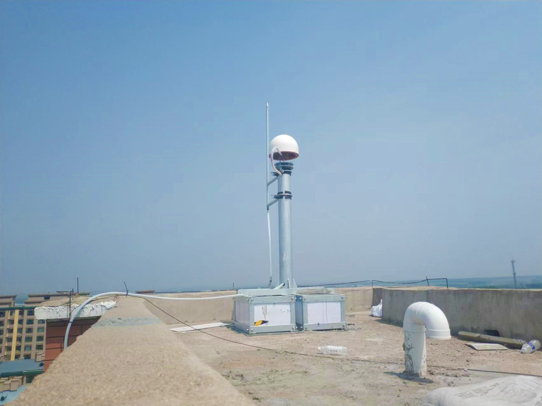 Acélpilléres GNSS-antenna telepítése lapostetőn