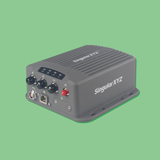 SV100 Dual GNSS-vevő készülékháza és antennacsatlakozói