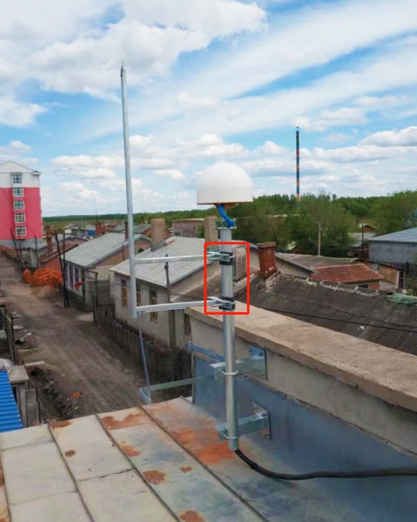 Kiemelt csatlakozási részlet a tetőre szerelt antenna és villámhárító tartóján