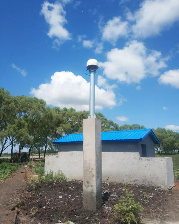 GNSS-antenna magas, talajra telepített betonpilléren