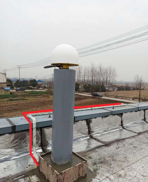 GNSS-antenna betonpilléren, kiemelt kábelnyomvonallal