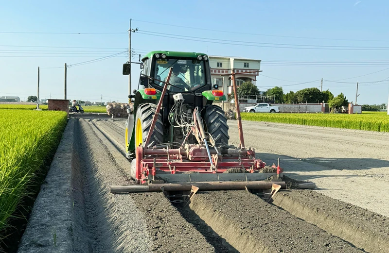 Bakhátkészítés John Deere géppel – 